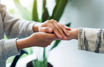 Dos personas tomadas de la mano